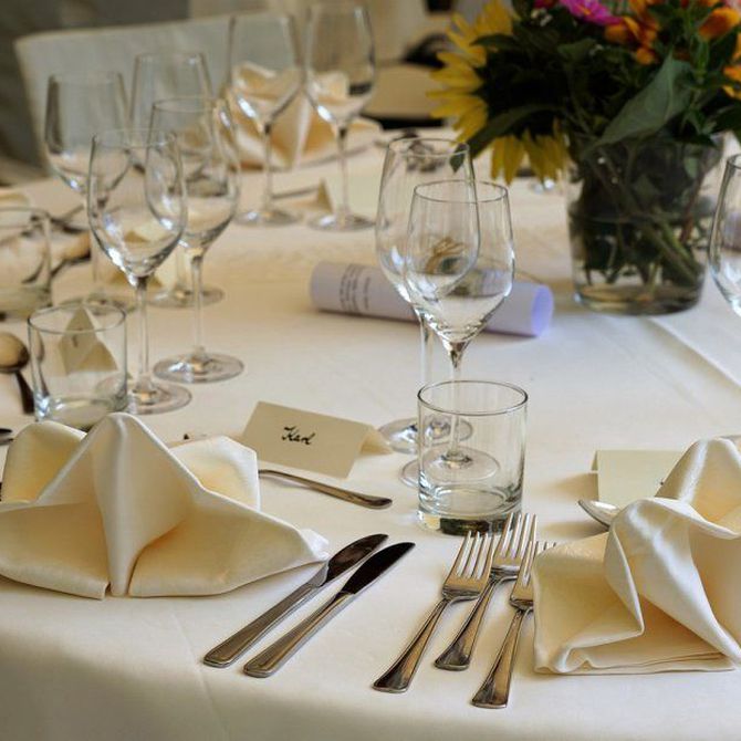 Soluciones de mantelería elegante para eventos especiales