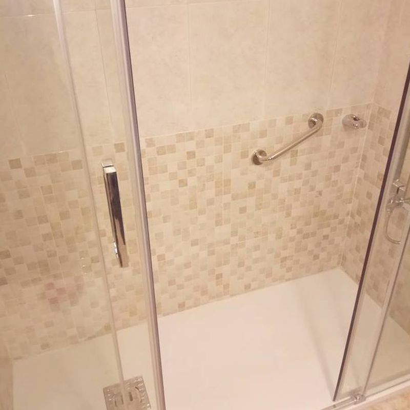"STOP CAIDAS " Instalación de  ducha antideslizante: SERVICIOS de Gres Astur