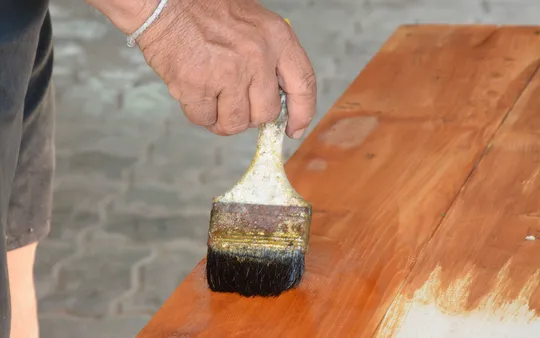 Lacado de mesas de madera en Manacor