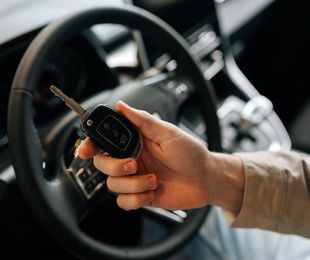 ¿Cómo se hace una copia de la llave del coche sin la original?
