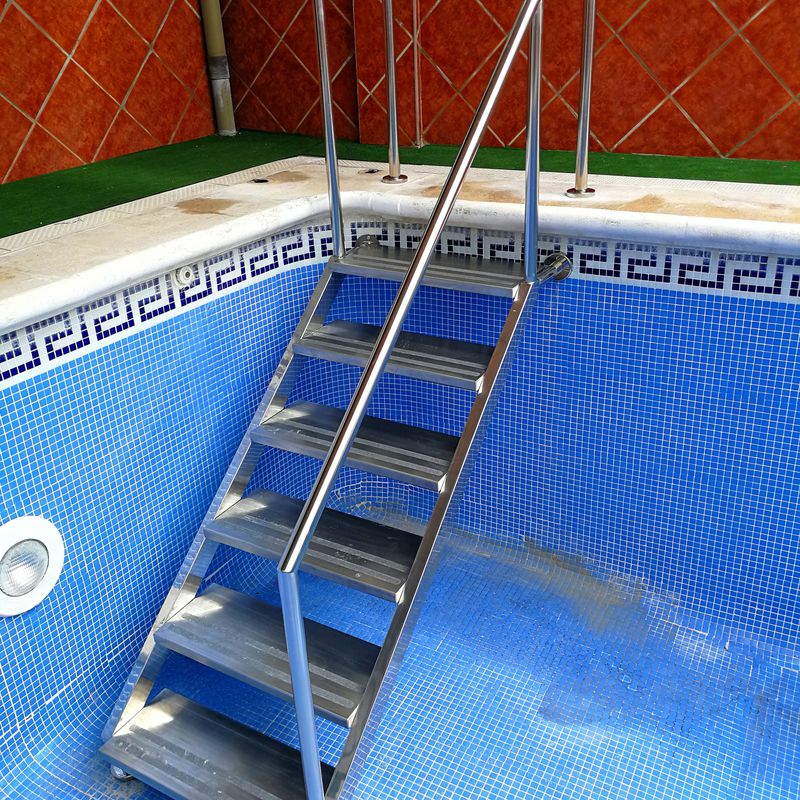 Escaleras con barandilla de acceso a piscina diseñada y fabricada a medida con acero inoxidable calidad AISI 316. 