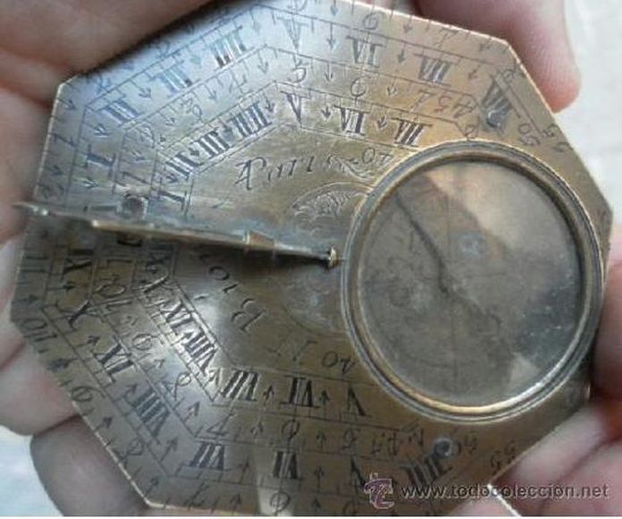 Brújula reloj de sol meridiano. De Nicolás Bión. Siglo XVIII: Catálogo de Antiga Compra-Venta