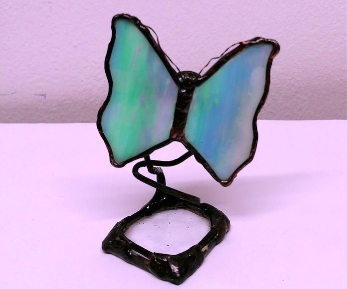 Mariposa 1. vidrio, cobre y estaño. 95€.