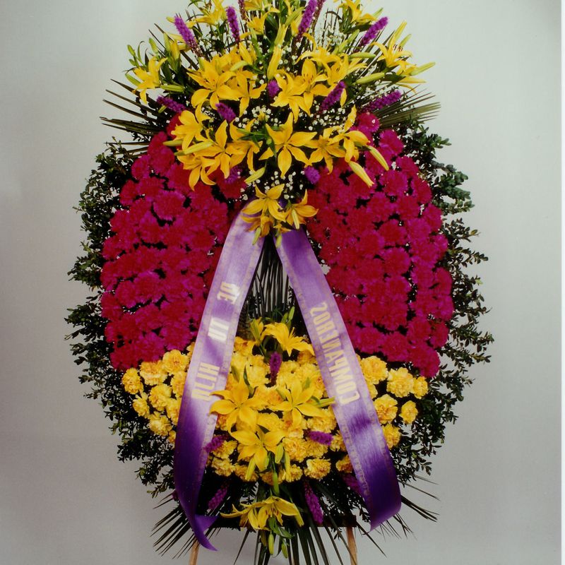 Corona funeral:  de Floristería Pétalos