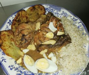 4 Pollo en Salsa Pepitoria con Guarnición.