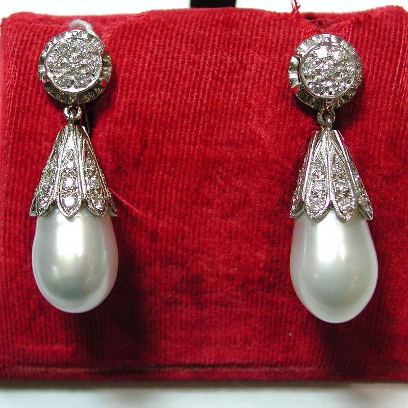 Pendientes de oro de 18k con brillantes y perillas de perlas. Modernos: Catálogo de Antigua Joyeros