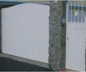 Puerta corredera de lama galvanizada