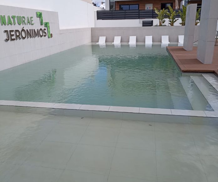 Limpieza de piscina con calima en Murcia