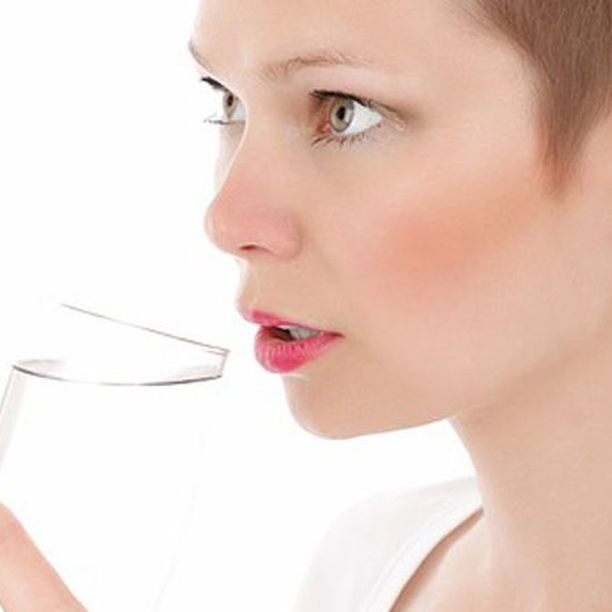 Motivos por los que beber entre 6 y 8 vasos de agua al día