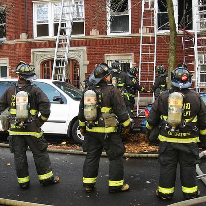 ¿Cómo se debe evacuar un edificio en llamas?