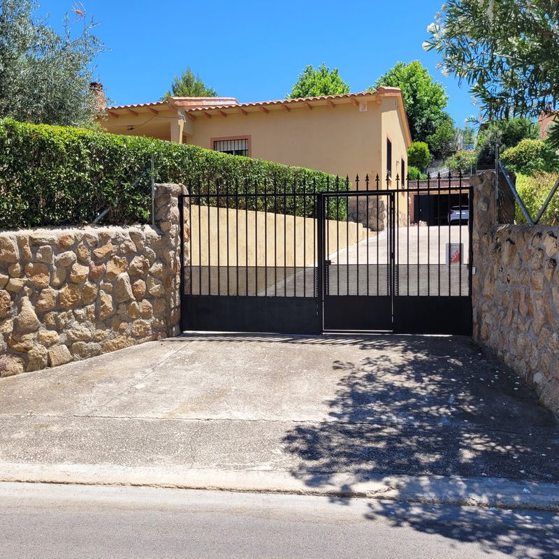 Chalet en la sierra de Altomira, gran parcela con piscina, jardín, barbacoa:  de Vicente Palau Jiménez - Agente Inmobiliario