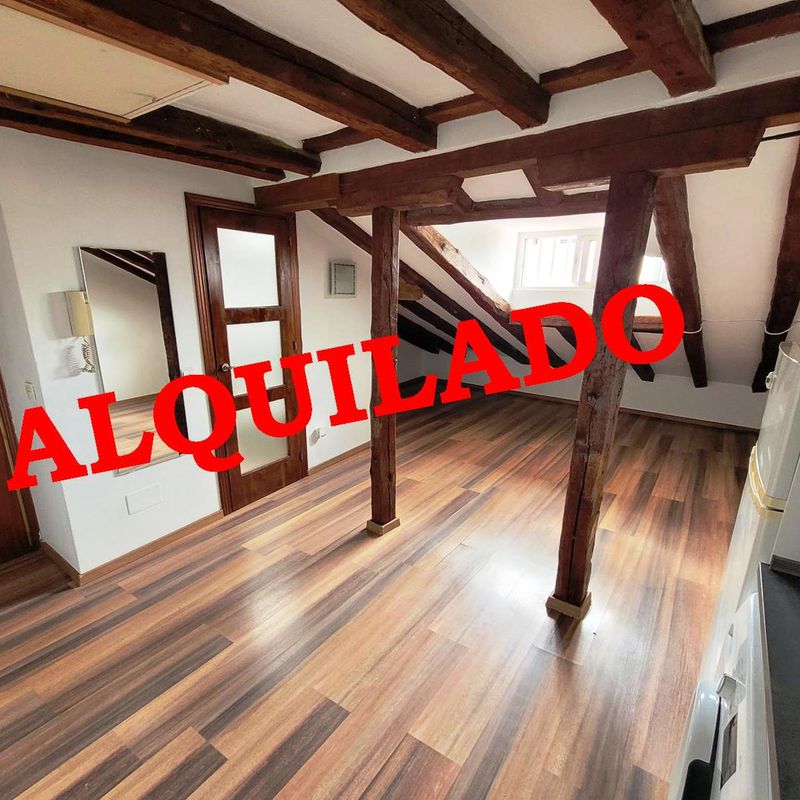 Estupendo estudio abuhardillado en pleno barrio de Chamberí.:  de Vicente Palau Jiménez - Agente Inmobiliario