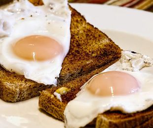 ¿Qué debe tener un buen desayuno y por qué es tan importante?