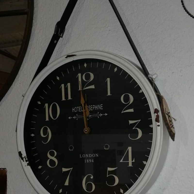 Reloj metal blanco y negro