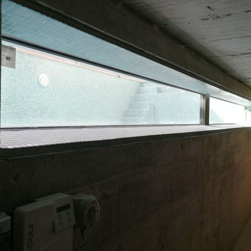 Ventana subacuática de acero inoxidable y vidrio para interior de piscina. 