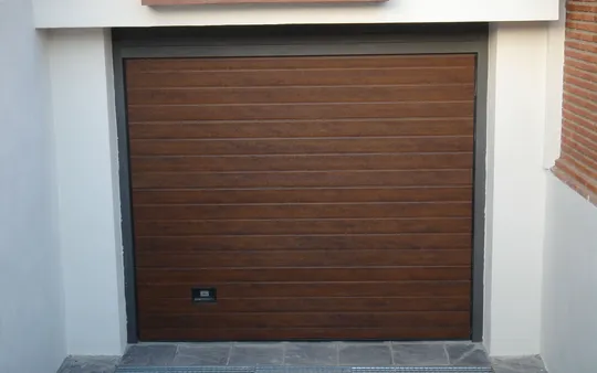 Empresa especializada en fabricación de puertas de garaje seccionales en Granada