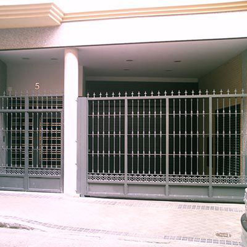 Instalación y mantenimiento de puertas de garaje: Servicios de Cerrajería Miguel Ángel