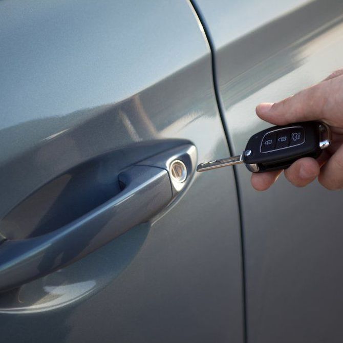 Qué hacer si se te quedan las llaves dentro de un coche cerrado