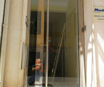 Cerramiento de puertas abatibles con fijos de acero inoxidable y vidrio:  de Icminox
