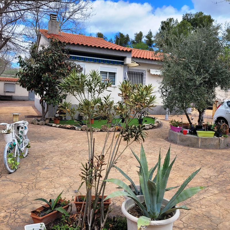 Chalet en sierra de Altomira, gran parcela con piscina, jardín, barbacoa...:  de Vicente Palau Jiménez - Agente Inmobiliario