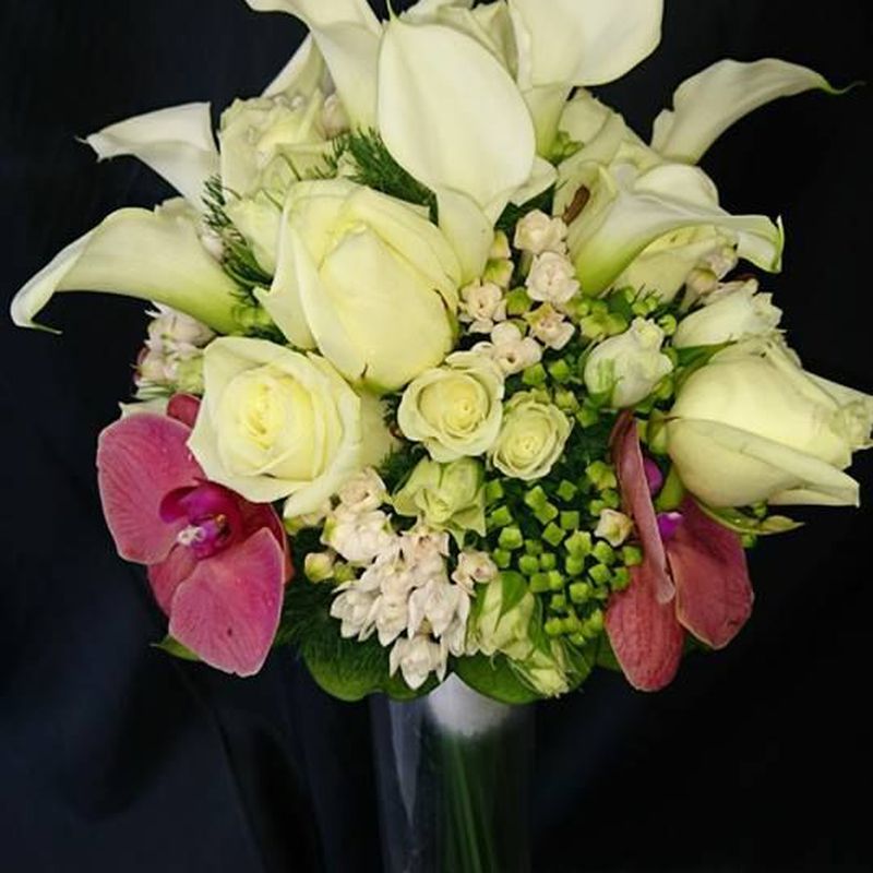 Bouquet de calas blancas, rositas ramificadas y bouvardia con acento de phalaenopsis fucsias