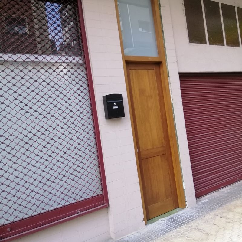 Instalación puertas de entrada para comercios y viviendas: Servicios de Puertas Y Armarios Zarautz