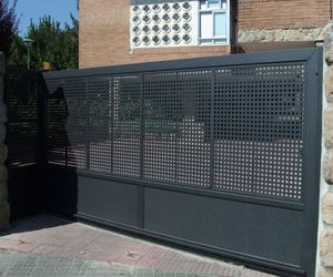 Montaje de puertas correderas de chapa perforada en Madrid