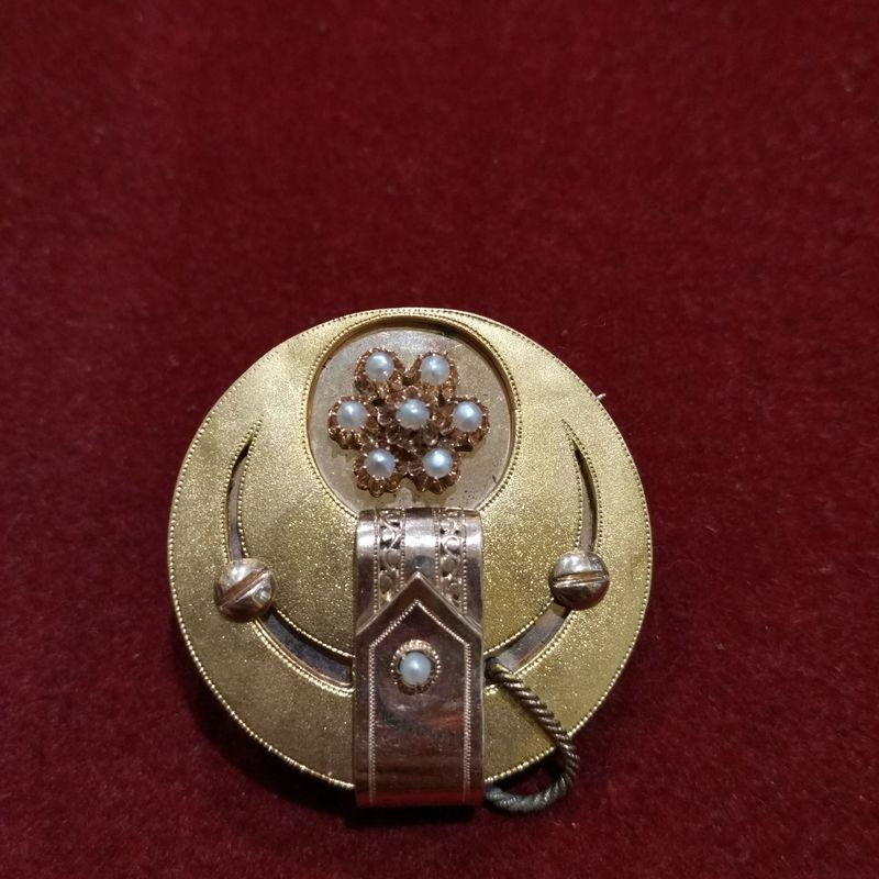 Broche en oro  de 18k con perlas aljófar. Finales S.XIX: Catálogo de Antigua Joyeros