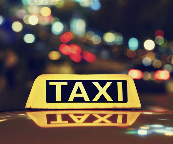 Taxi profesional de siete plazas en Vila de Cruces