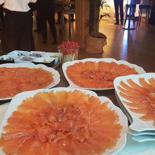 Presentaciones de platos de salmón, para su degustación en eventos 