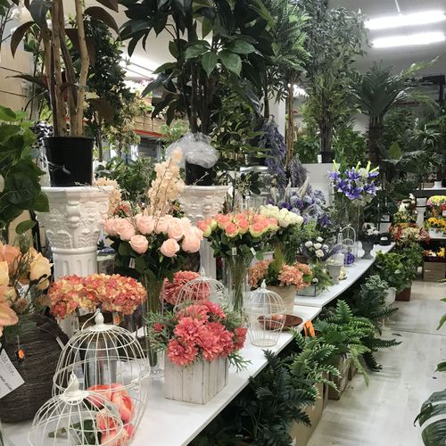 Interior de la parada del Mercado de Viladecans con flor y planta artificial -Fernando Gallego SCP 