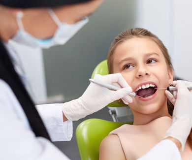 La primera toma de contacto con el dentista, un momento crucial 