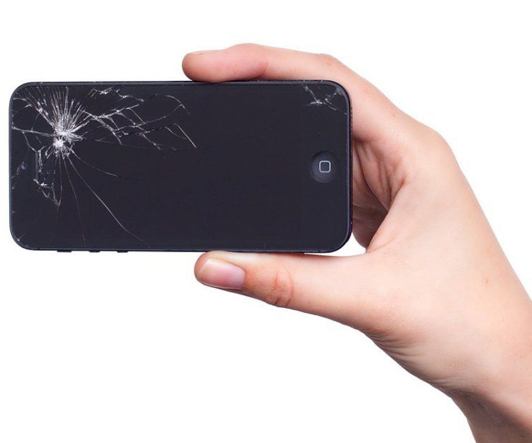 Los riesgos de no arreglar la pantalla rota de un móvil