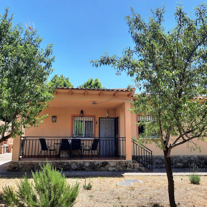 Chalet en la sierra de Altomira, gran parcela con piscina, jardín, barbacoa:  de Vicente Palau Jiménez - Agente Inmobiliario