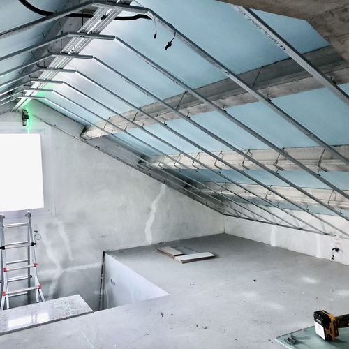 Falso techo con dos caidas y techo central plano para iluminacion downlight12mm