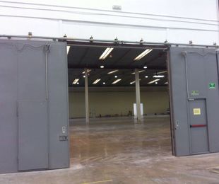 Montaje de puertas cortafuegos industriales