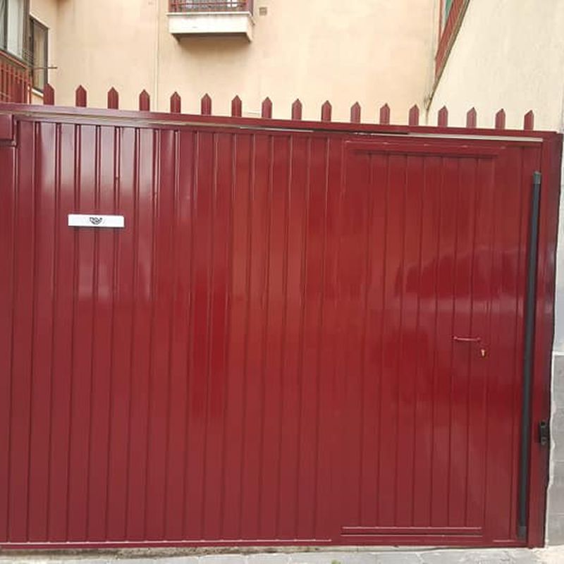 Instalación de puerta batiente con puerta de peatones incorporada: Productos y Servicios de Luvematic