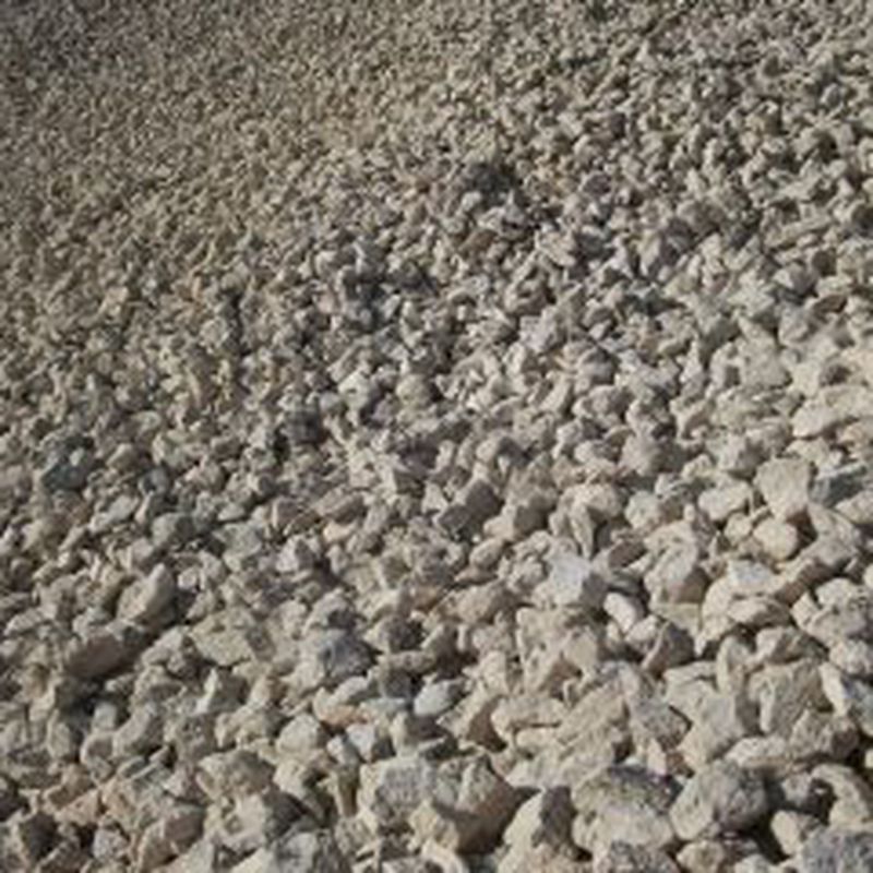Camión de gravilla a granel:  de Hnos. López Materiales de Construcción
