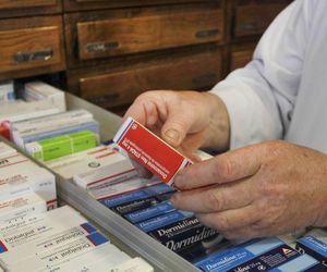 Omeprazol, ibuprofeno, ventolín... Más de 1.200 medicamentos bajan hoy de precio