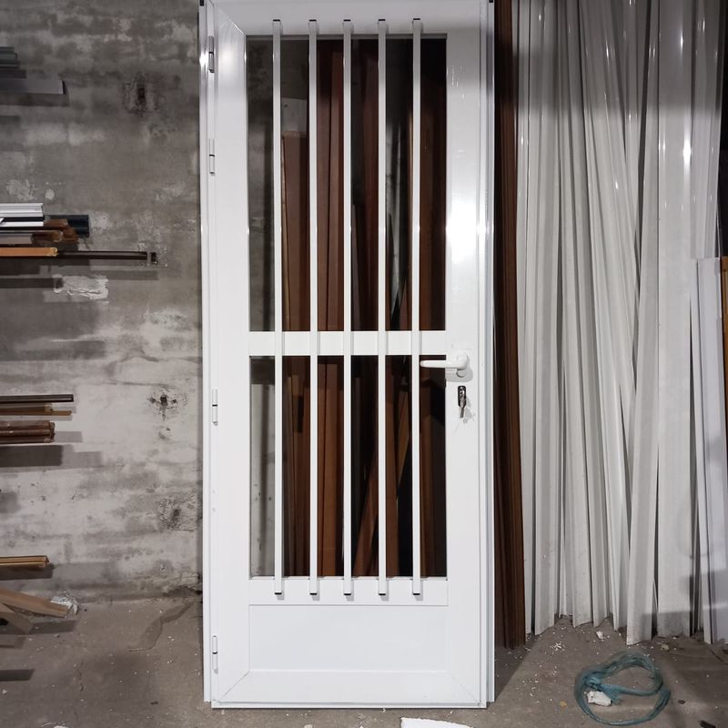 Puertas de aluminio y PVC y forja lacadas al horno: Servicios de San Damián, S.L.