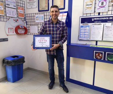 Entrega del diploma de la delegacion de Valencia a Casa Carmina por el primer premio de loteria.