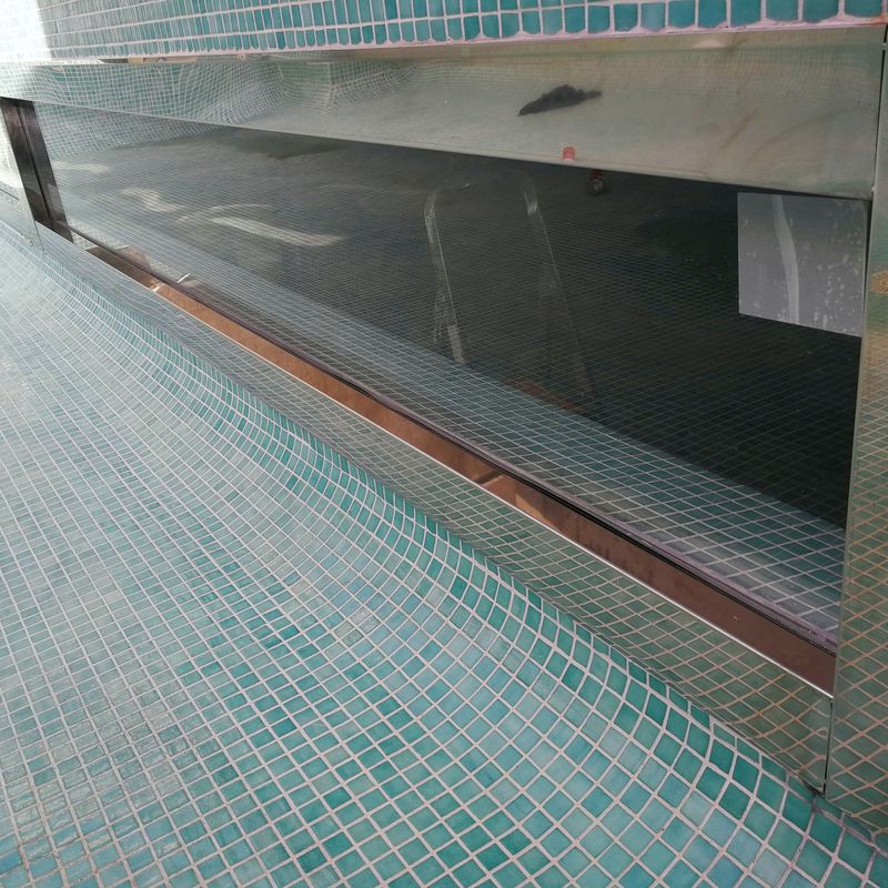 Ventana subacuática de acero inoxidable y vidrio para interior de piscina. 