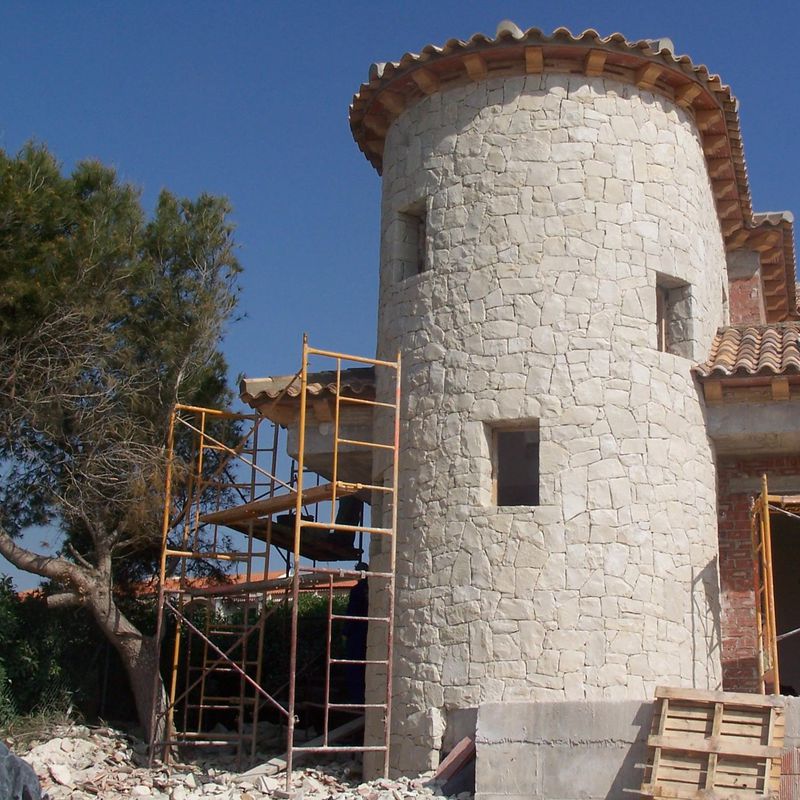Torre redonda en piedra blanca de Novelda (Almorqui)