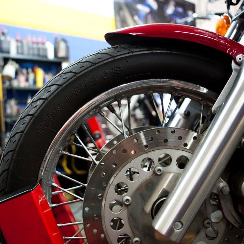 Mantenimiento de motos: Servicios de Neumáticos Mora