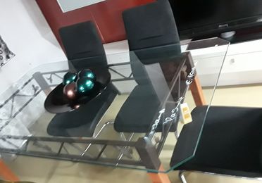 Mesa de cristal hermosa y sillas de calidad 