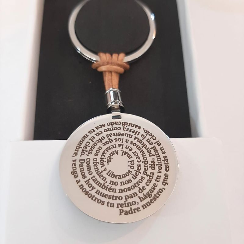 Llavero de acero y cuero con fotograbado del Padre Nuestro y Ave María: Catálogo de Joyería Izquierdo