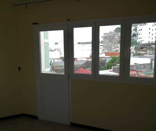 Cambio de  puerta con ventana de aluminio en las Palmas 