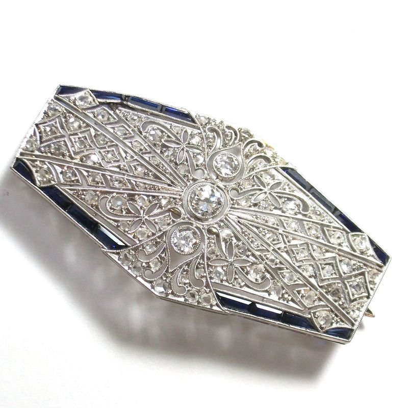 Broche Art Decó de platino con diamantes y zafiros. Circa: 1920.: Catálogo de Antigua Joyeros