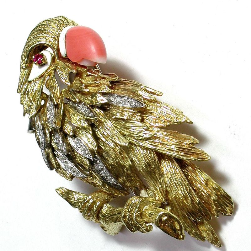Broche con forma de papagayo en oro bicolor, coral, rubí y esmalte. 1960.: Catálogo de Antigua Joyeros