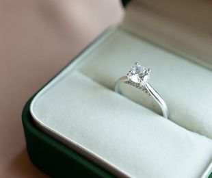 ¿Por qué los anillos de compromiso llevan un diamante?